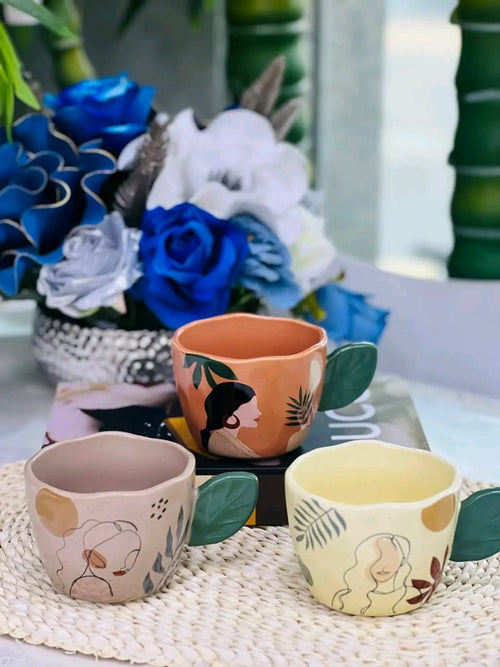 كوب فتاة لطيفة