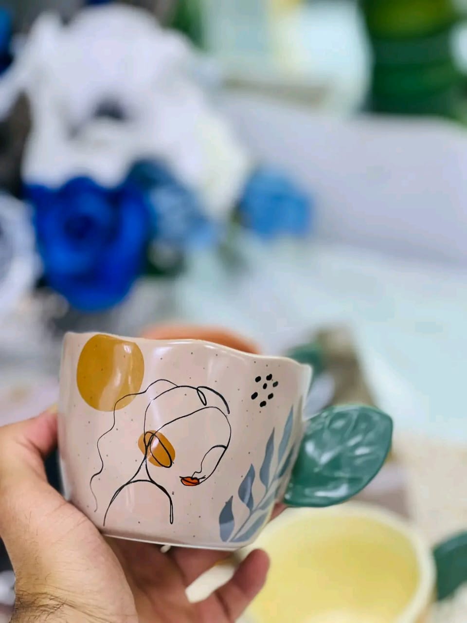 كوب فتاة لطيفة