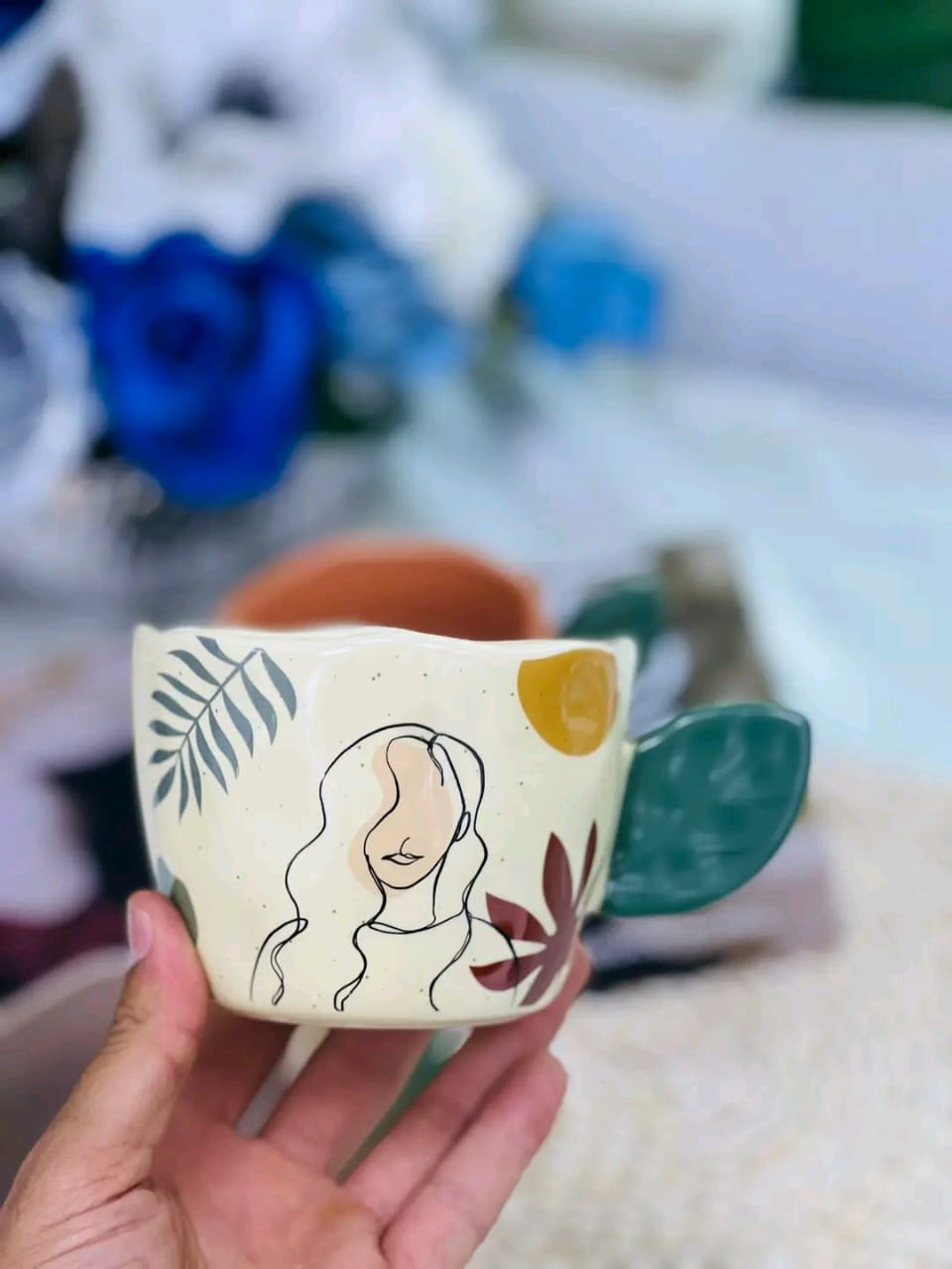 مج بورسيلين بتصميم Line Art امرأة - فانيلا كريم