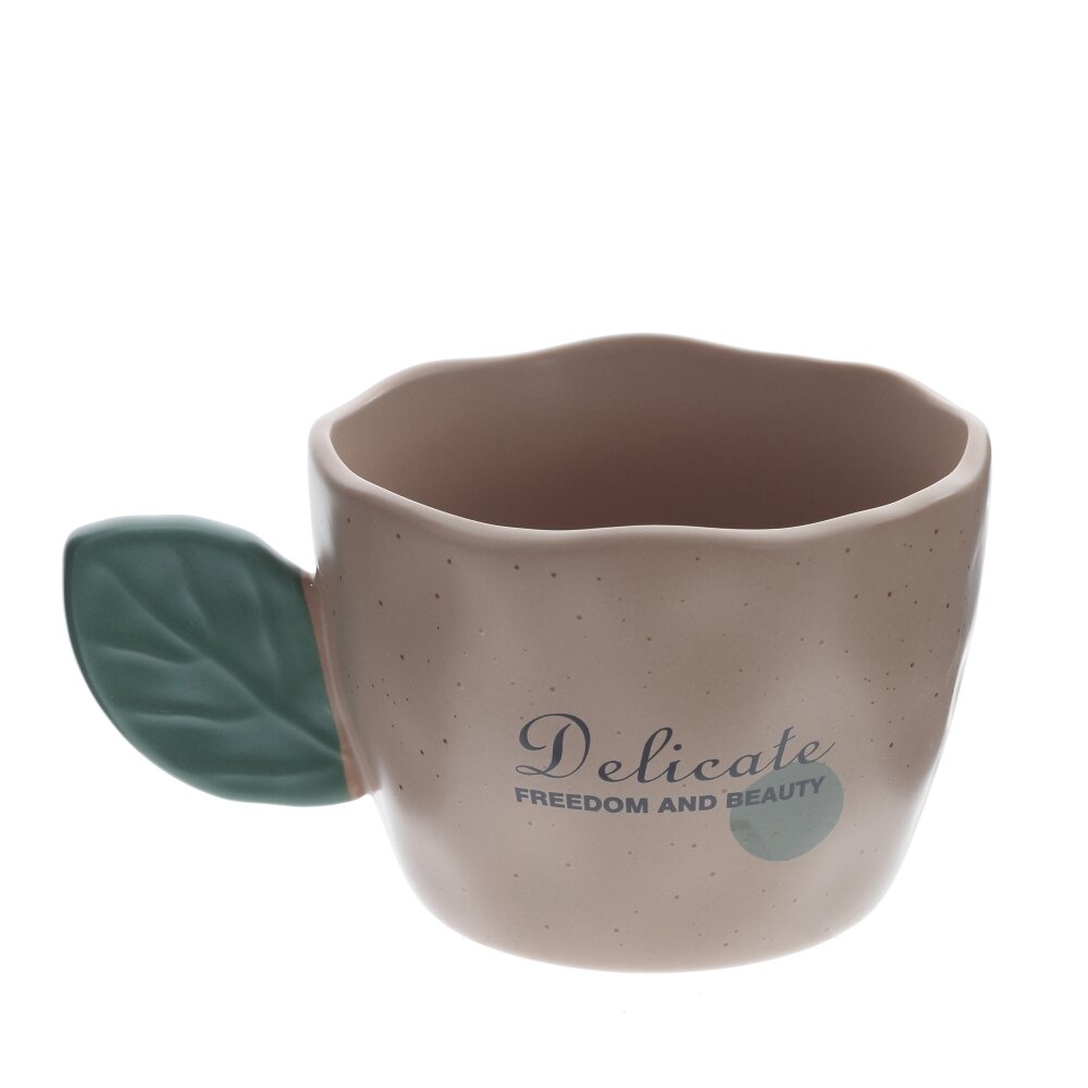 كوب فتاة لطيفة